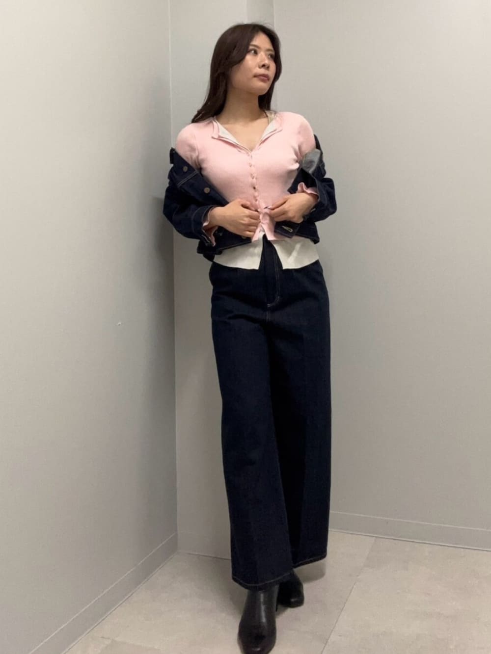 ブルー系のデニムパンツ、ピンク系のニット/セーター、ブルー系のデニムジャケットを着用したレディースの春コーディネートの4枚目の写真