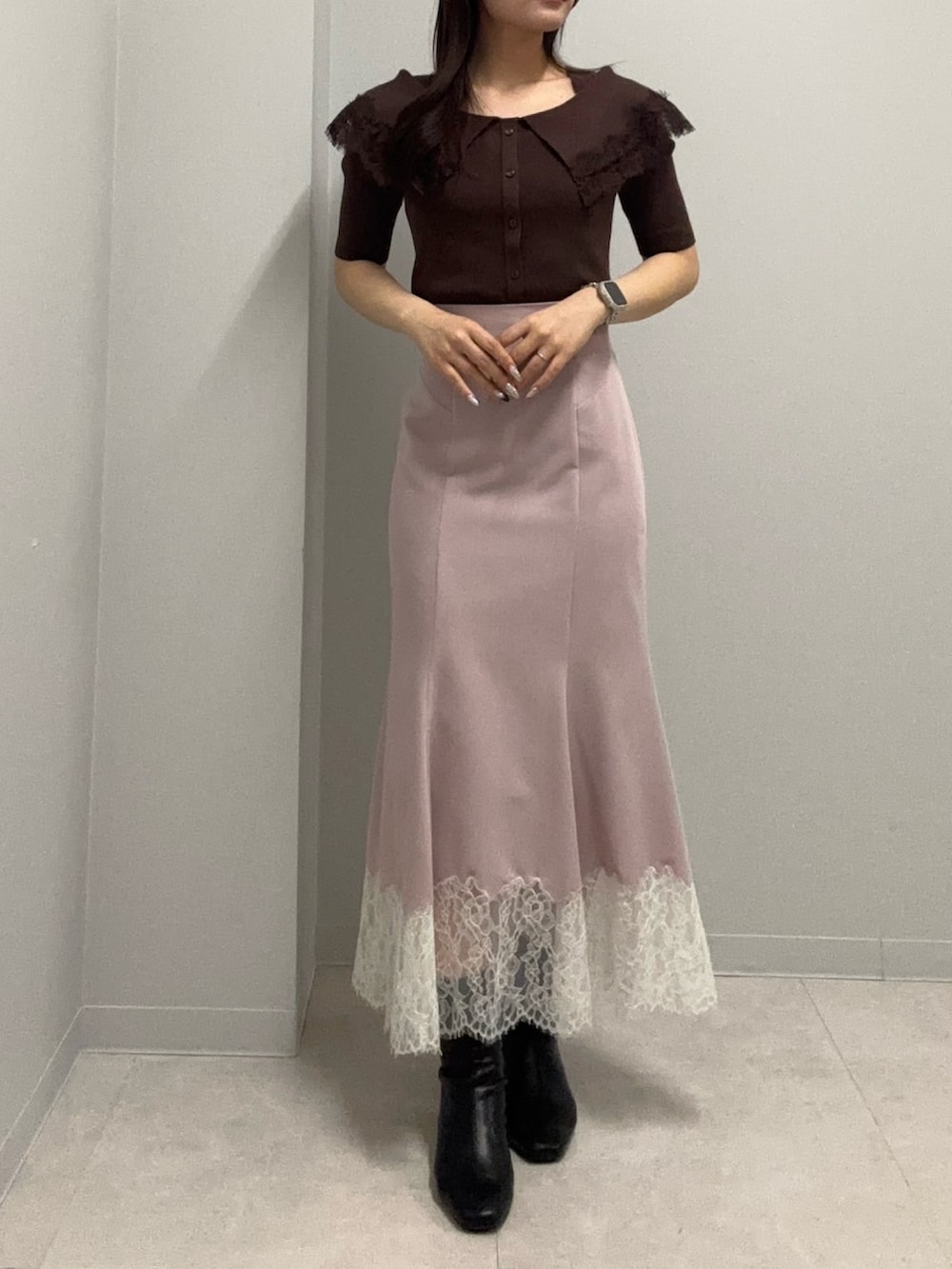 ブラウン系のニット/セーター、ピンク系のスカートを着用したレディースの春コーディネートの2枚目の写真