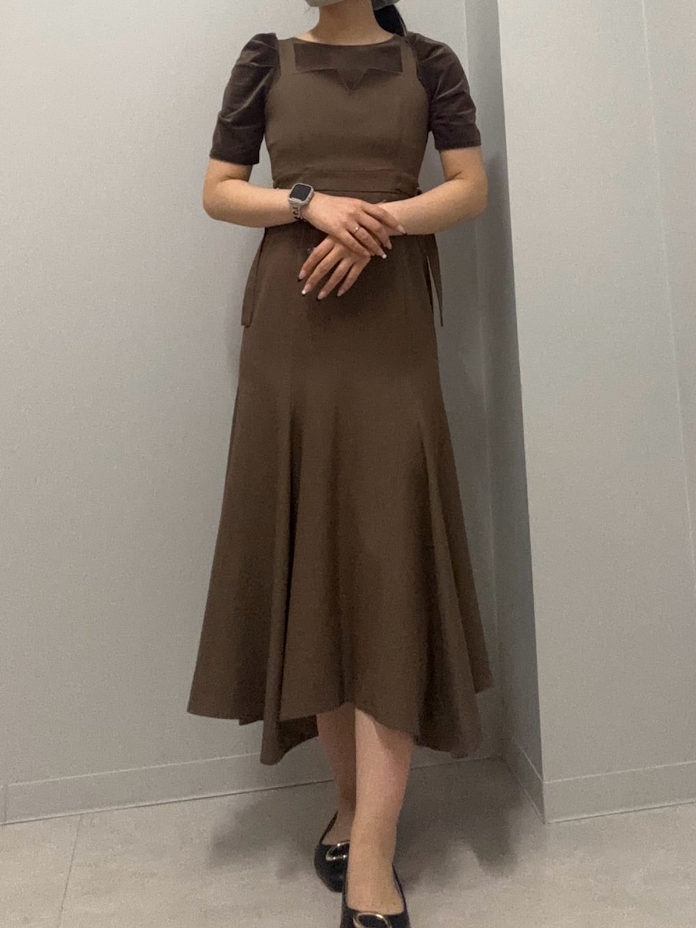 ブラウン系のジャンパースカート、ブラウン系のTシャツ/カットソーを着用したレディースの春コーディネートの3枚目の写真