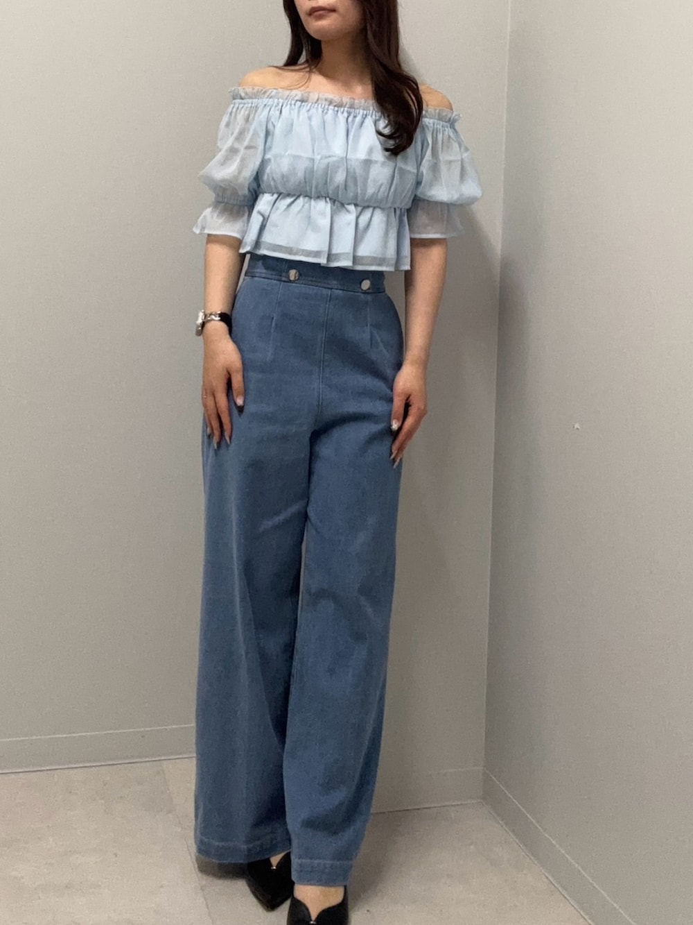 ブルー系のシャツ/ブラウス、ブルー系のデニムパンツを着用したレディースの春コーディネートの3枚目の写真