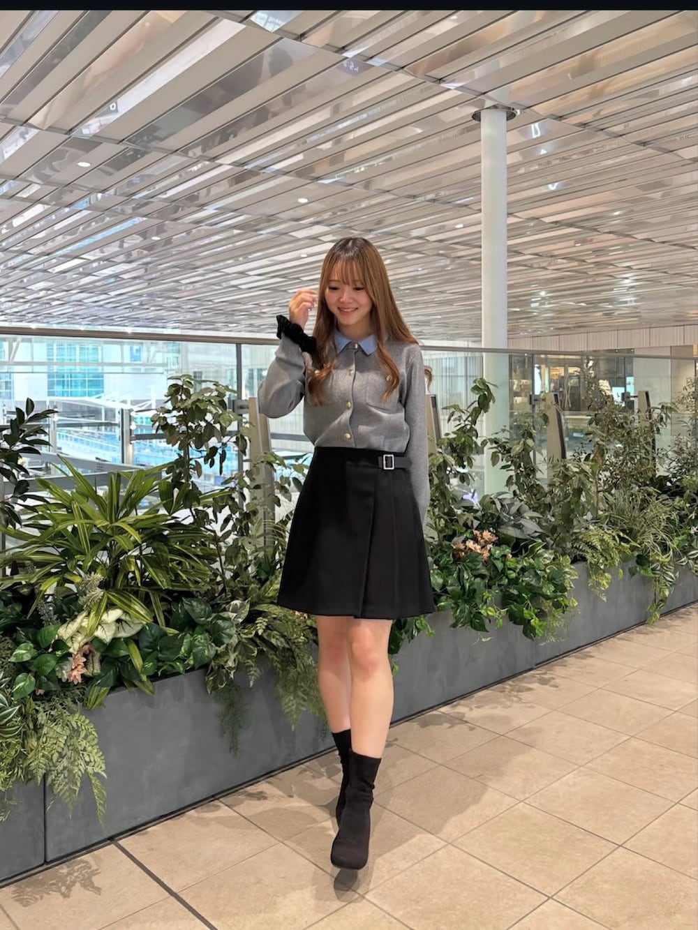 ブラック系のその他パンツ、グレー系のカーディガン/ボレロを着用したレディースの冬コーディネートの3枚目の写真