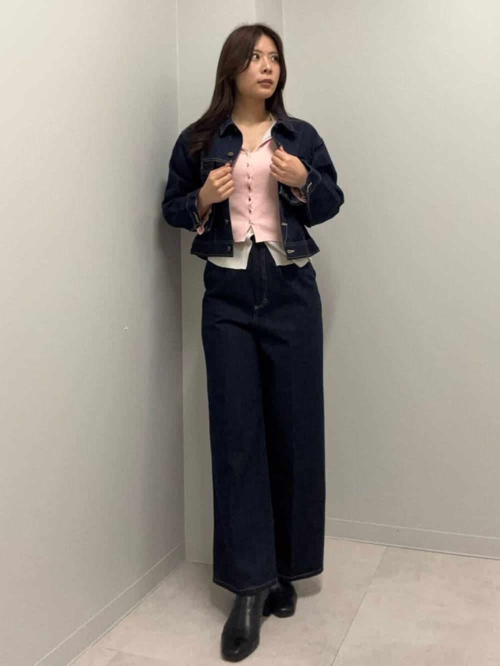 ブルー系のデニムパンツ、ピンク系のニット/セーター、ブルー系のデニムジャケットを着用したレディースの春コーディネートの2枚目の写真