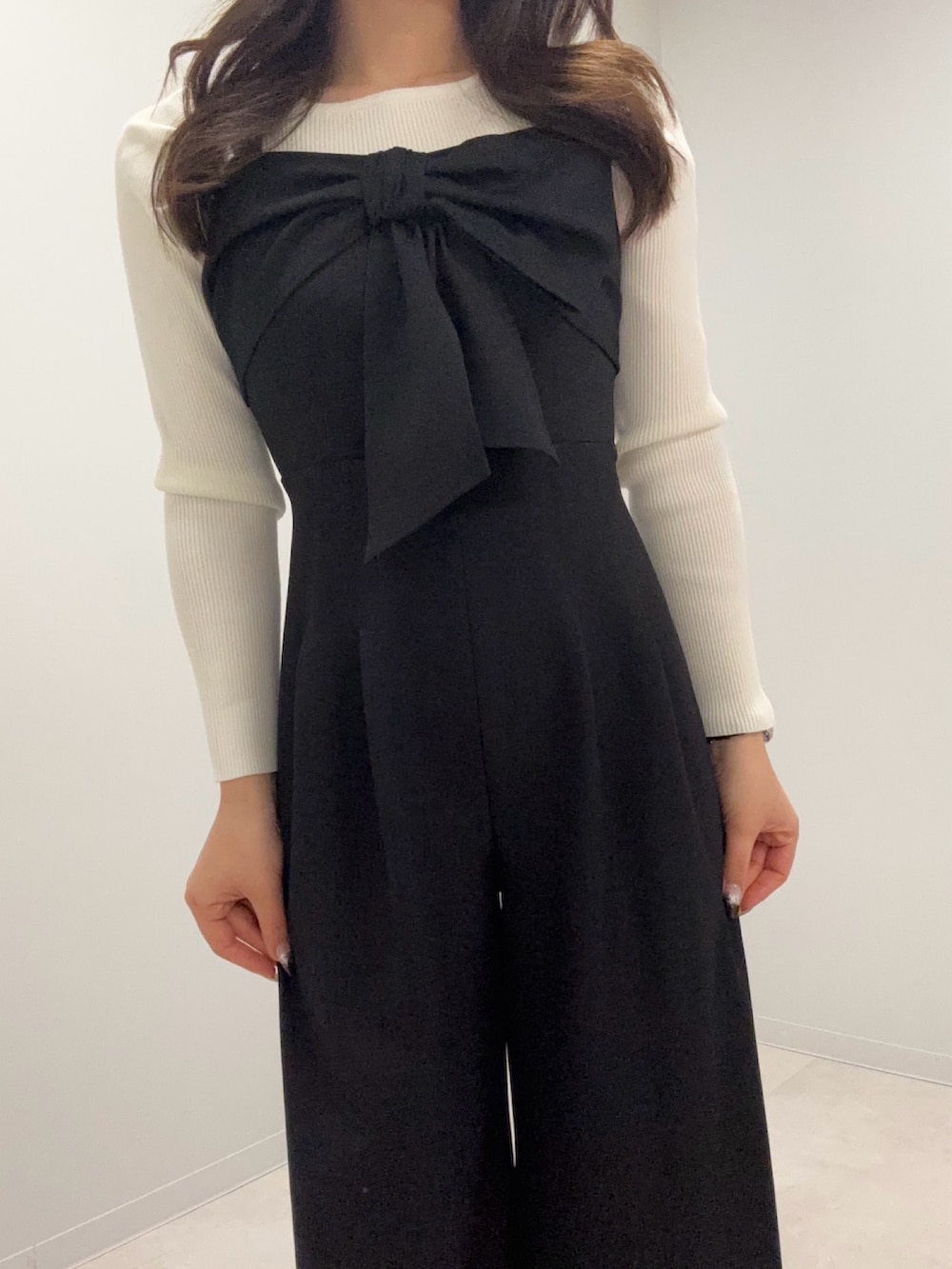 ブラック系のつなぎ/オールインワン、ホワイト系のニット/セーターを着用したレディースの春コーディネートの4枚目の写真