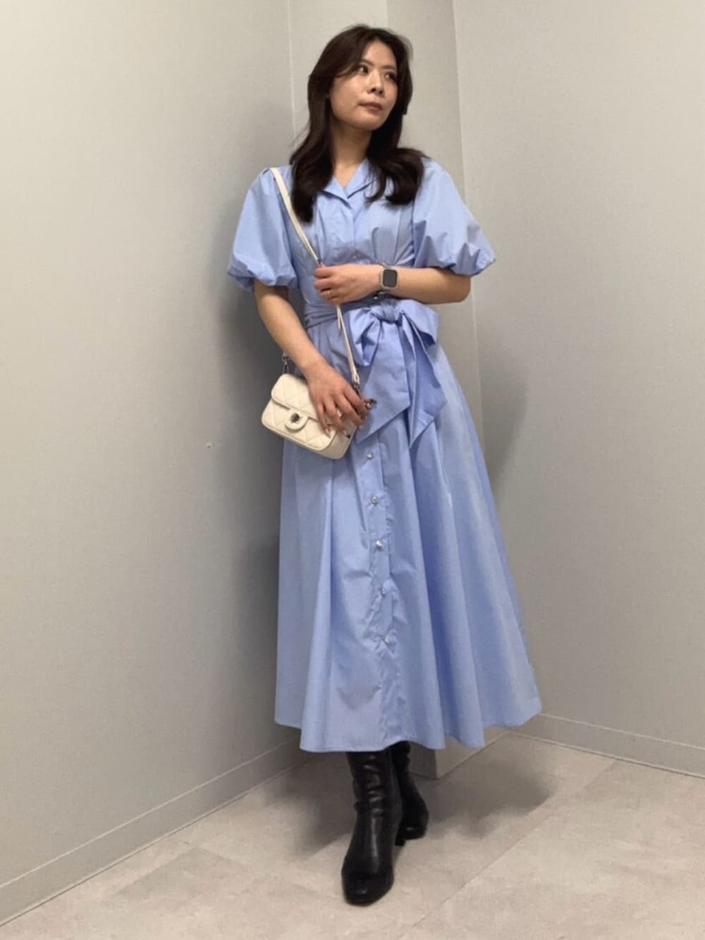 ブルー系のワンピースを着用したレディースの春コーディネートの3枚目の写真