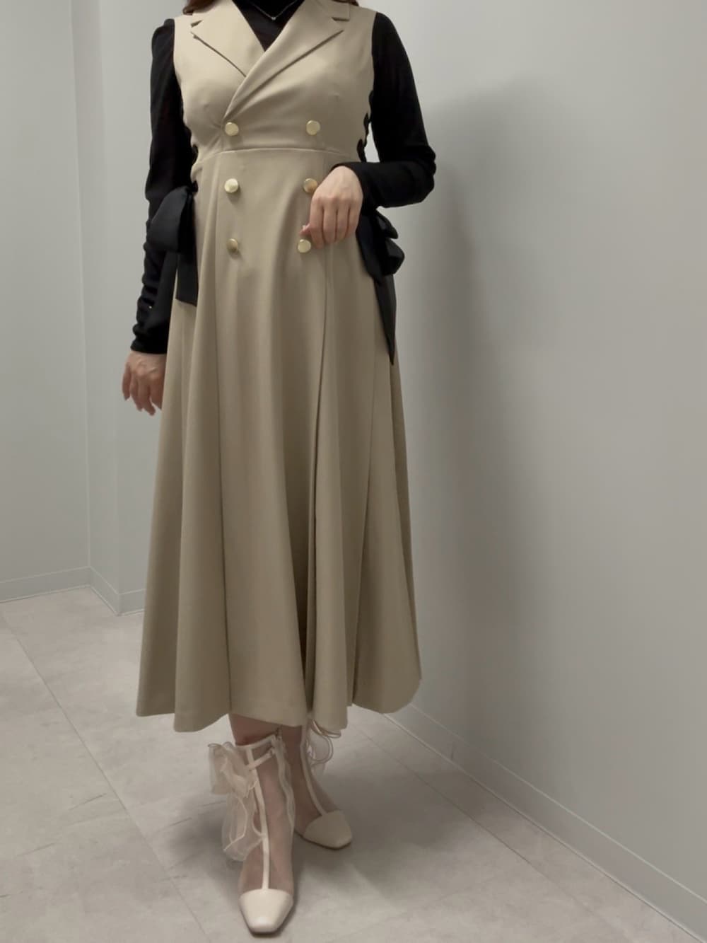 ブラック系のTシャツ/カットソー、ベージュ系のワンピース、ベージュ系のブーツを着用したレディースの春コーディネートの2枚目の写真