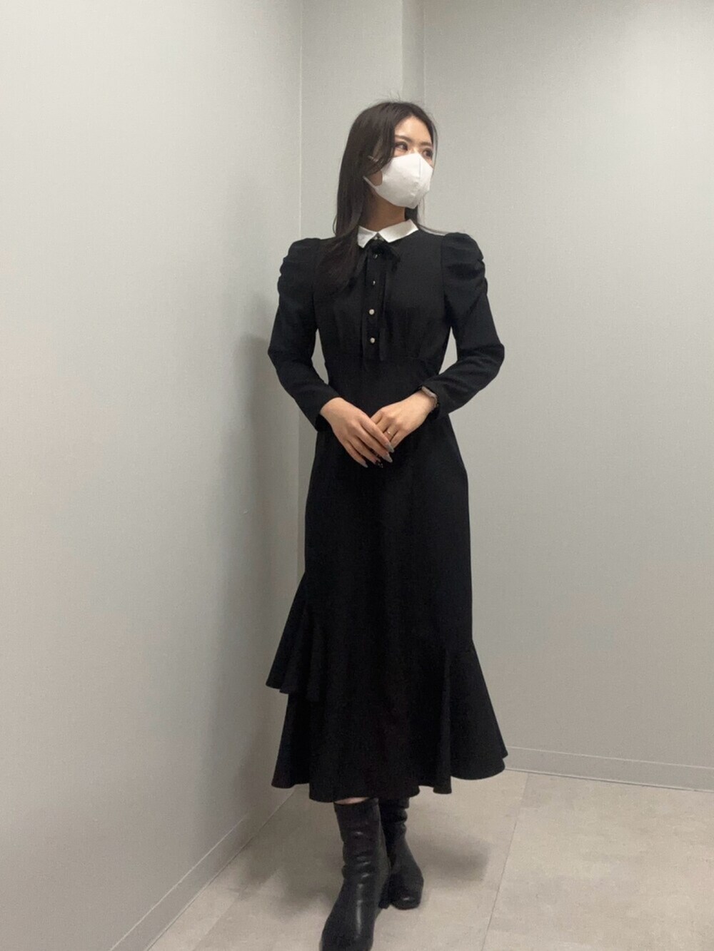 ブラック系のワンピースを着用したレディースの春コーディネートの2枚目の写真