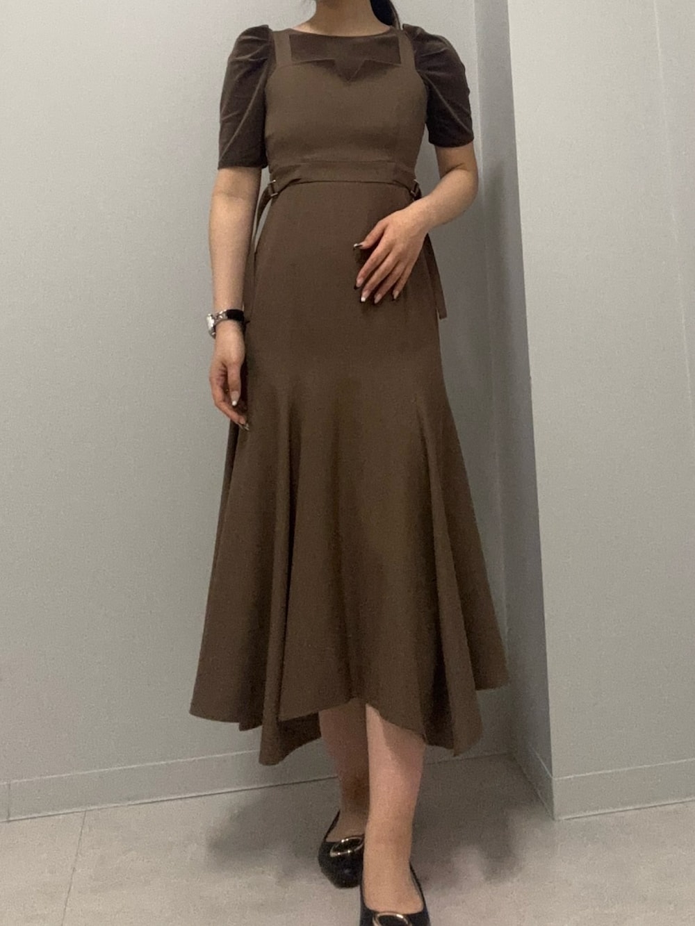 ブラウン系のジャンパースカート、ブラウン系のTシャツ/カットソーを着用したレディースの春コーディネートの2枚目の写真