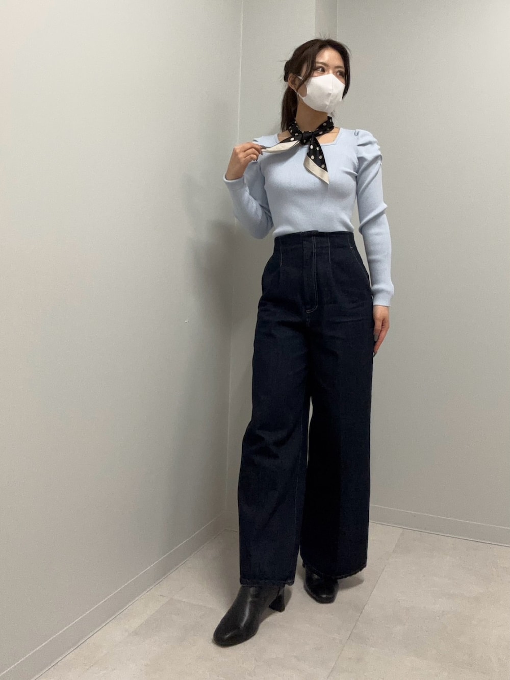 ブルー系のニット/セーター、ブルー系のデニムパンツを着用したレディースの春コーディネートの2枚目の写真