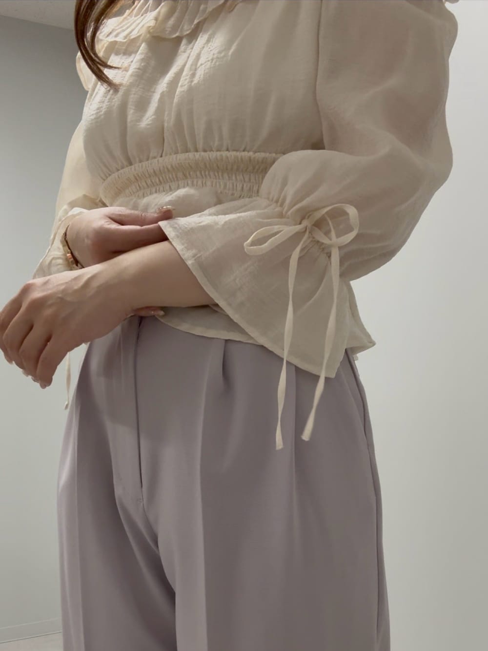 ベージュ系のシャツ/ブラウス、パープル系のその他パンツ、ベージュ系のブーツを着用したレディースの春コーディネートの5枚目の写真