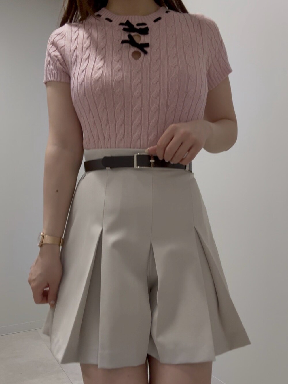 ピンク系のニット/セーター、ベージュ系のその他パンツ、ベージュ系のブーツを着用したレディースの春コーディネートの4枚目の写真