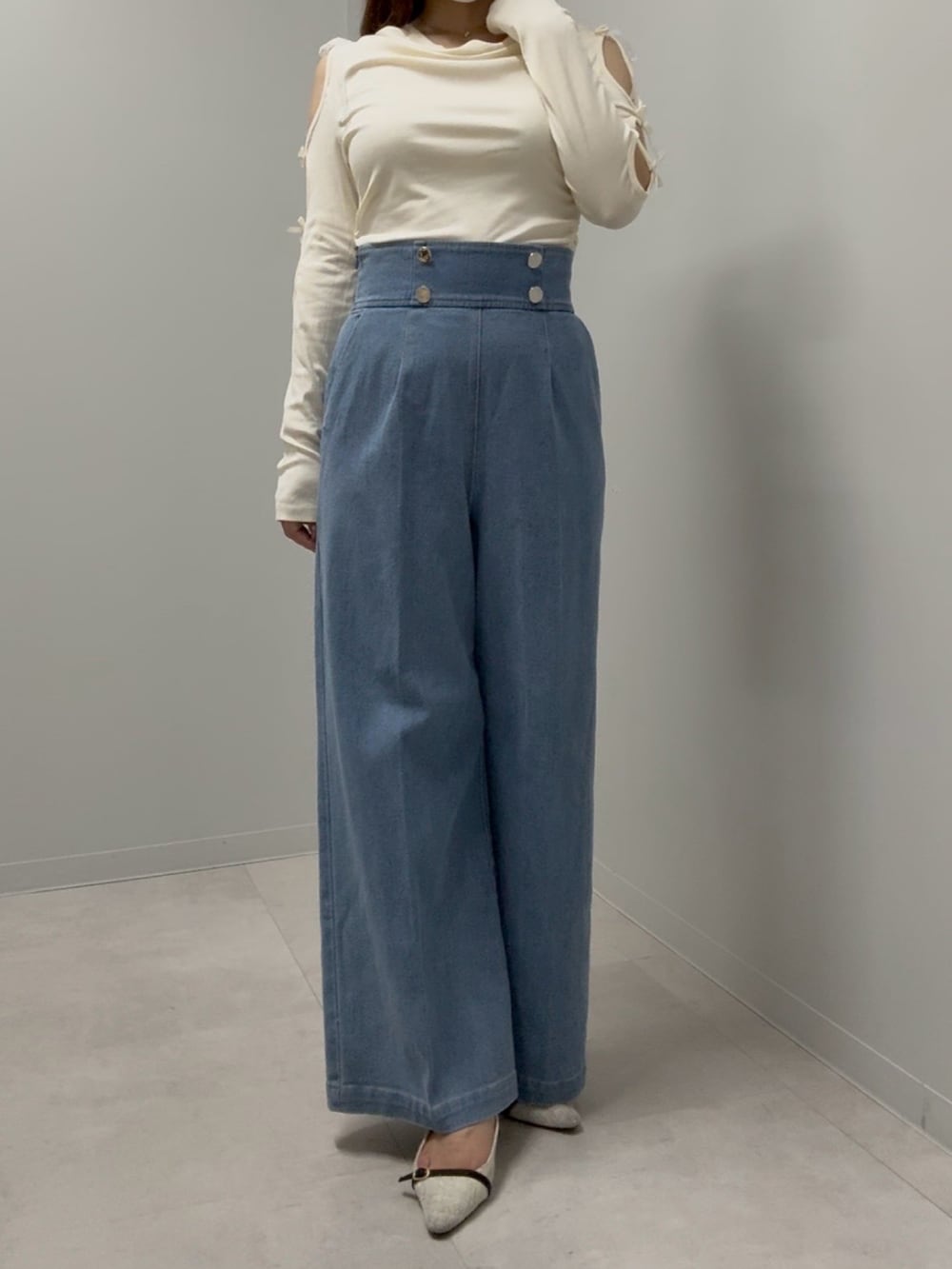 ブルー系のデニムパンツ、イエロー系のTシャツ/カットソーを着用したレディースの春コーディネートの2枚目の写真