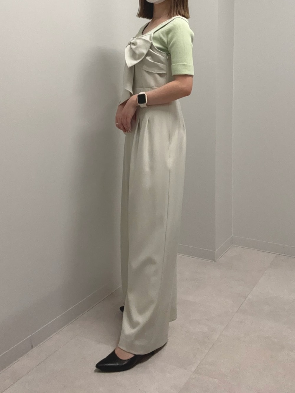 ベージュ系のつなぎ/オールインワン、グリーン系のニット/セーター、ブラック系のパンプスを着用したレディースの春コーディネートの3枚目の写真