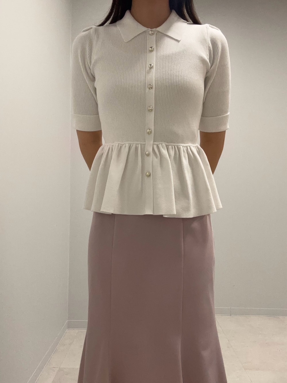 ホワイト系のニット/セーター、ピンク系のスカートを着用したレディースの春コーディネートの4枚目の写真