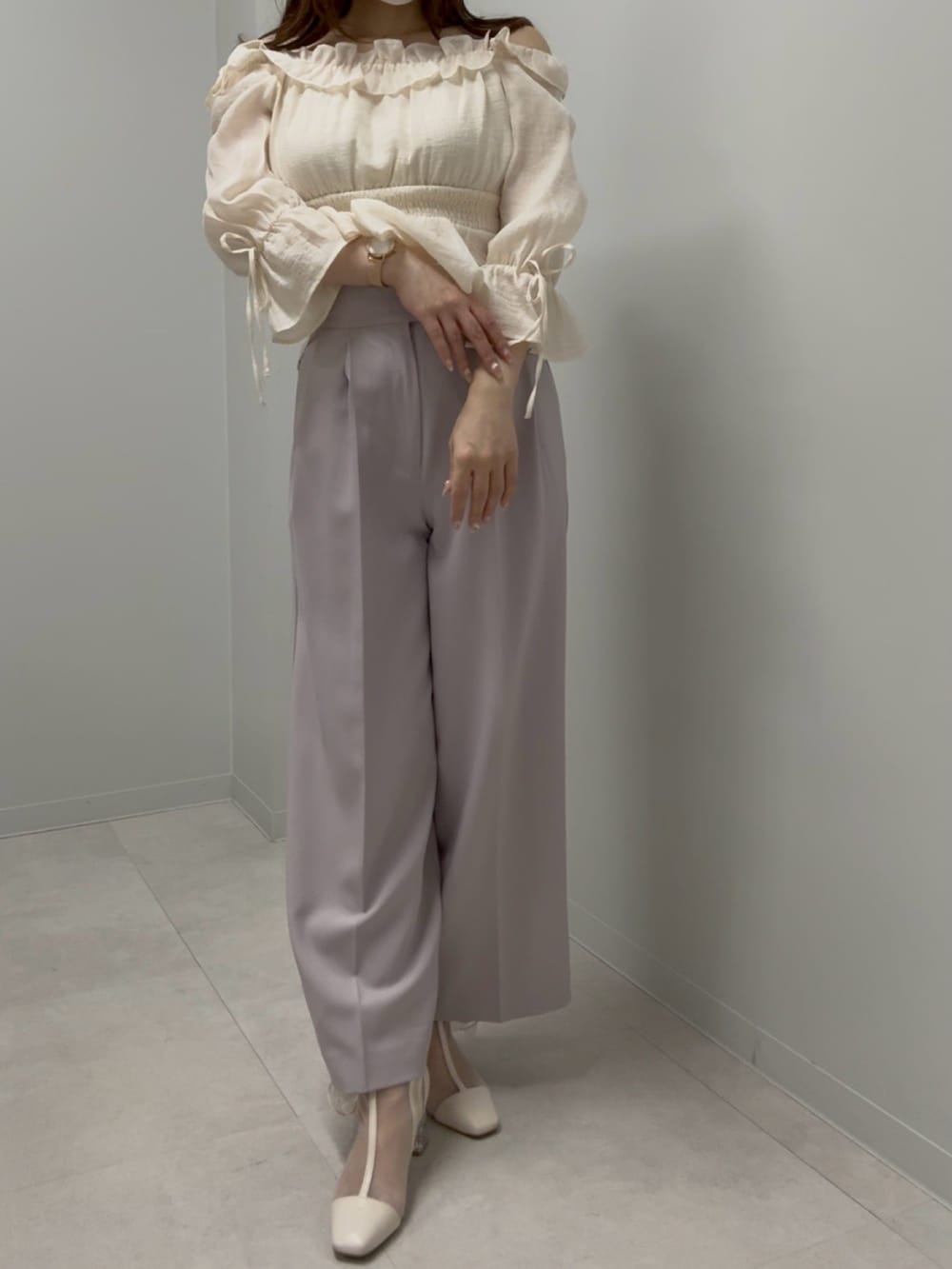 ベージュ系のシャツ/ブラウス、パープル系のその他パンツ、ベージュ系のブーツを着用したレディースの春コーディネートの2枚目の写真