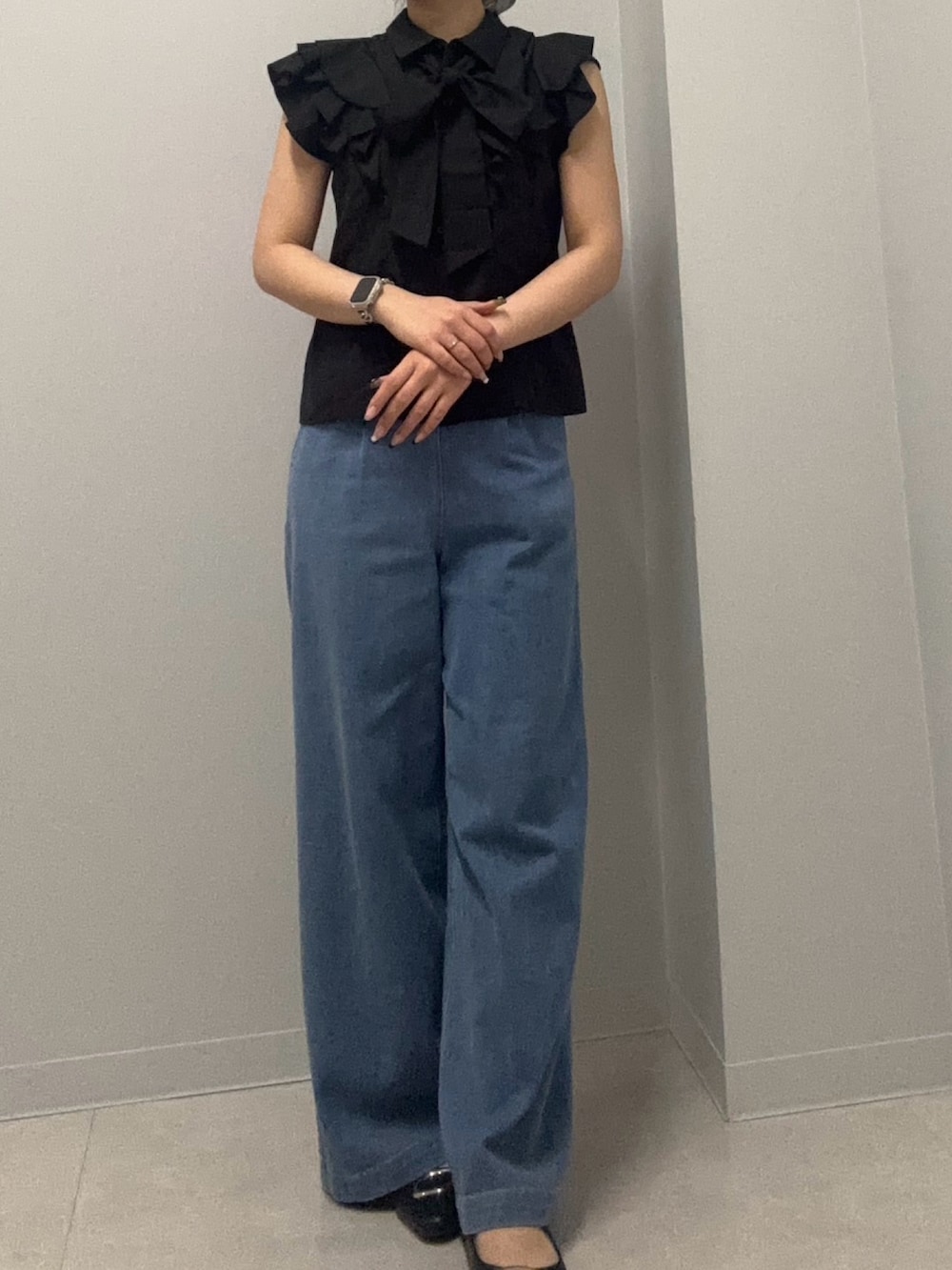 ブルー系のデニムパンツ、ブラック系のシャツ/ブラウスを着用したレディースの春コーディネートの3枚目の写真