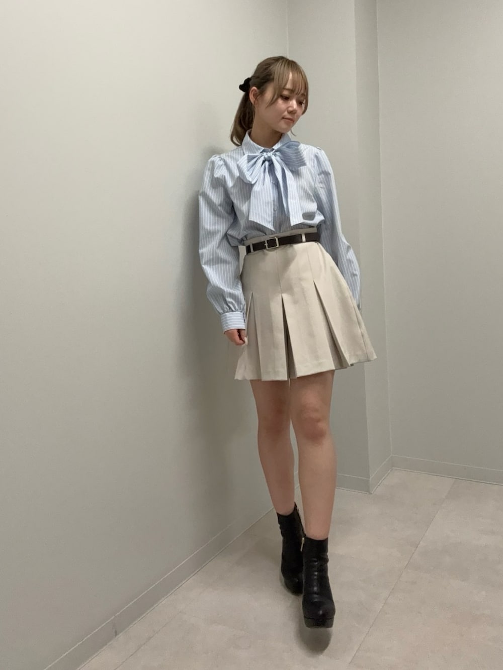 ベージュ系のその他パンツ、ブルー系のシャツ/ブラウスを着用したレディースの冬コーディネートの3枚目の写真