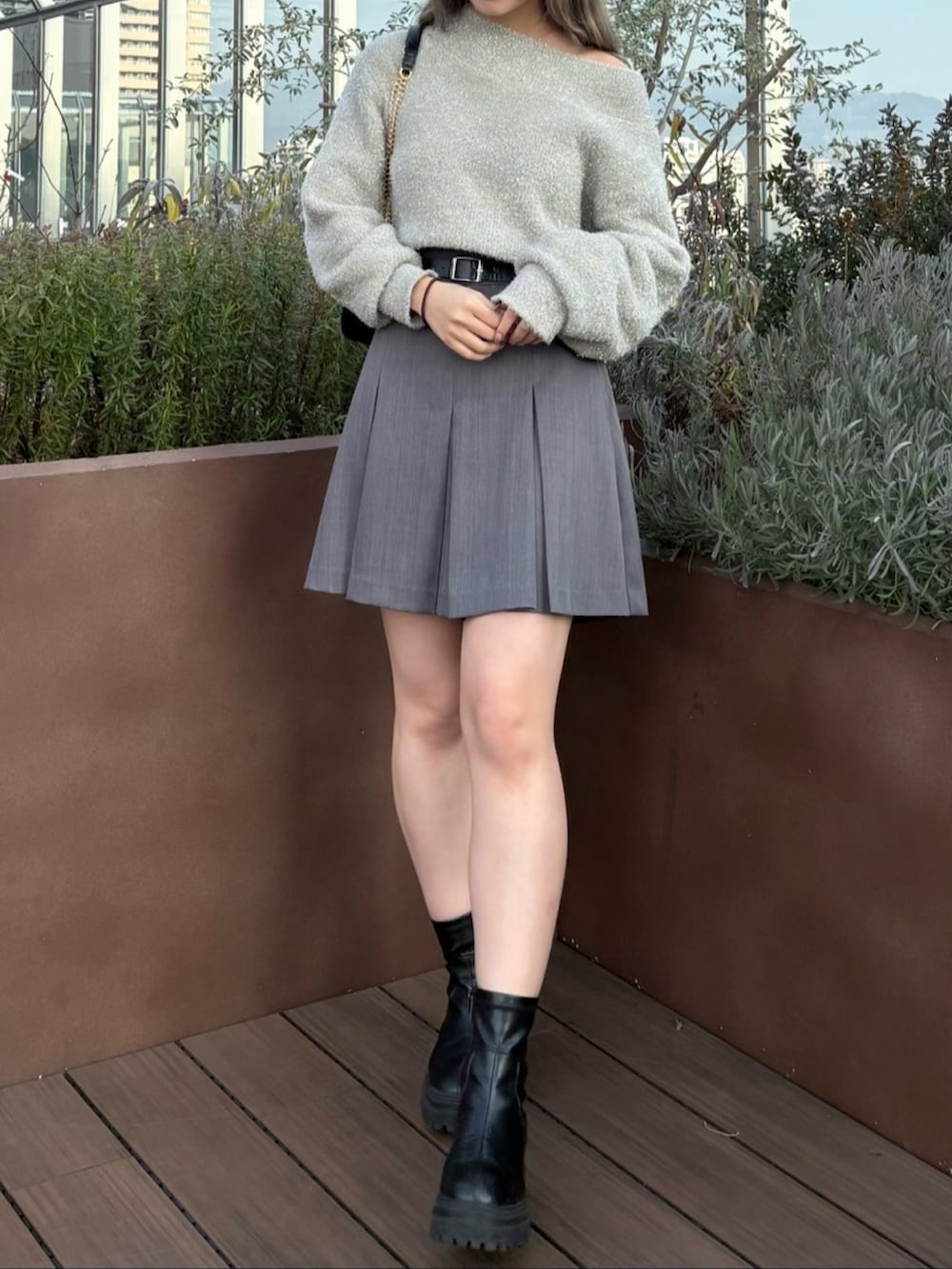 グレー系のその他パンツ、ベージュ系のニット/セーター、ベージュ系のチェスターコートを着用したレディースの冬コーディネートの3枚目の写真