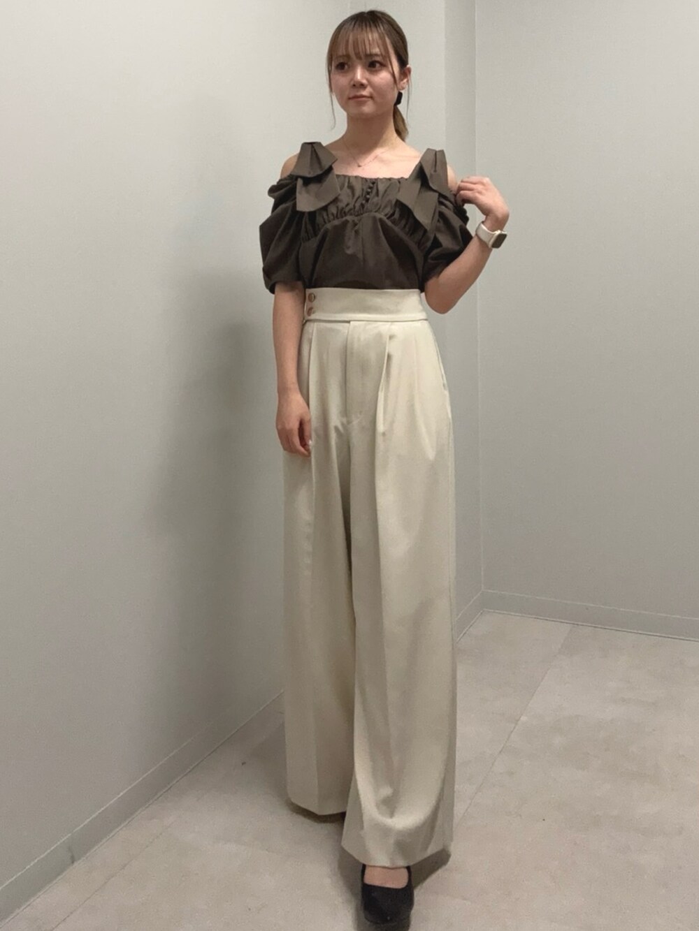 ブラウン系のシャツ/ブラウス、ベージュ系のその他パンツ、ブラック系のパンプスを着用したレディースの春コーディネートの2枚目の写真