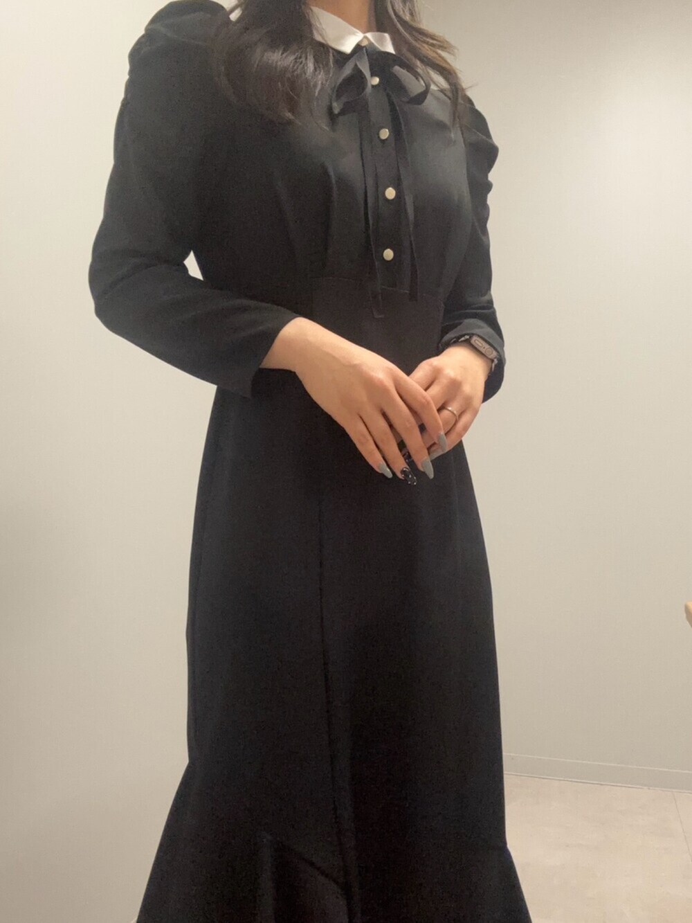 ブラック系のワンピースを着用したレディースの春コーディネートの4枚目の写真