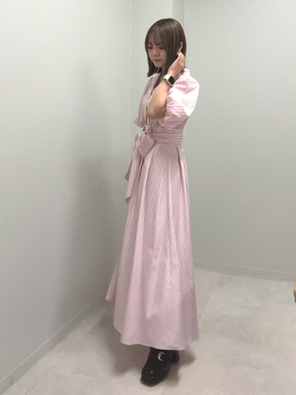 ピンク系のワンピースを着用したレディースの春コーディネートの3枚目の写真