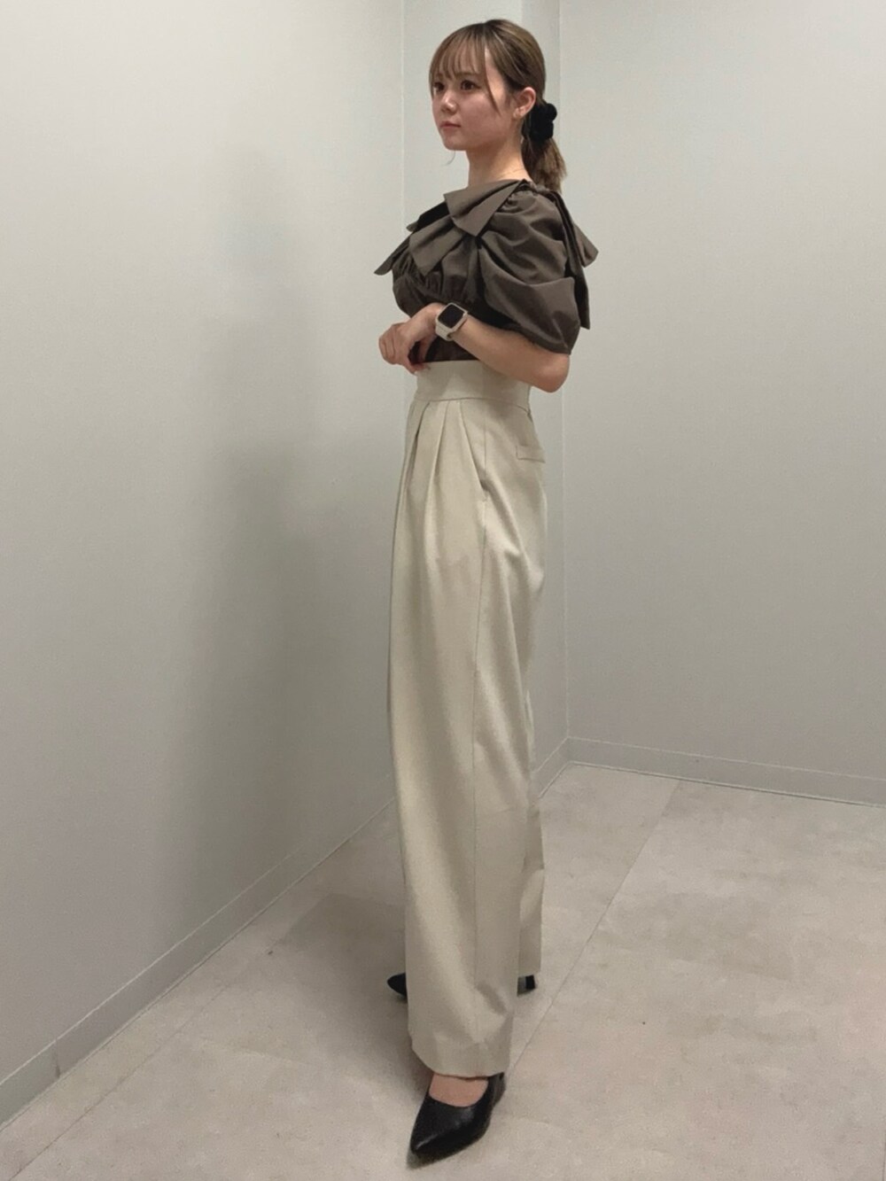 ブラウン系のシャツ/ブラウス、ベージュ系のその他パンツ、ブラック系のパンプスを着用したレディースの春コーディネートの3枚目の写真