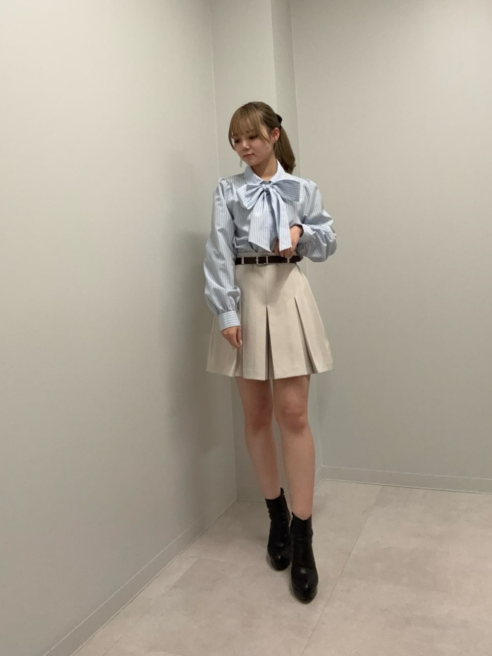 ベージュ系のその他パンツ、ブルー系のシャツ/ブラウスを着用したレディースの冬コーディネートの2枚目の写真