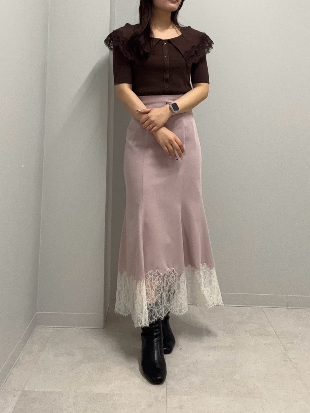 ブラウン系のニット/セーター、ピンク系のスカートを着用したレディースの春コーディネートの3枚目の写真