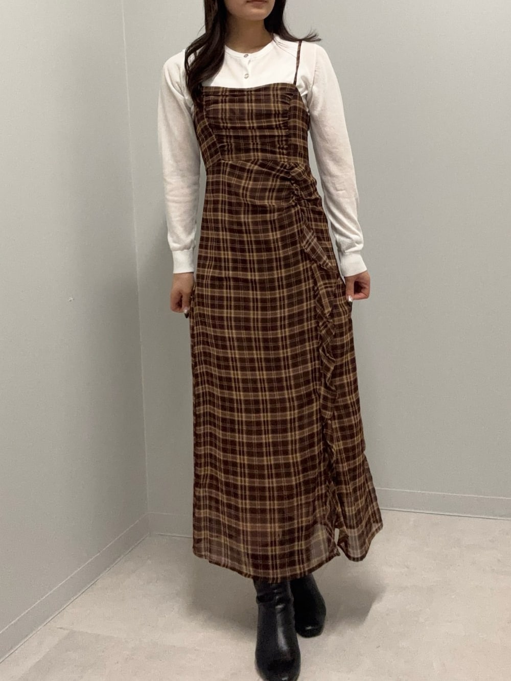 ブラウン系のワンピース、ホワイト系のカーディガン/ボレロを着用したレディースの春コーディネートの3枚目の写真