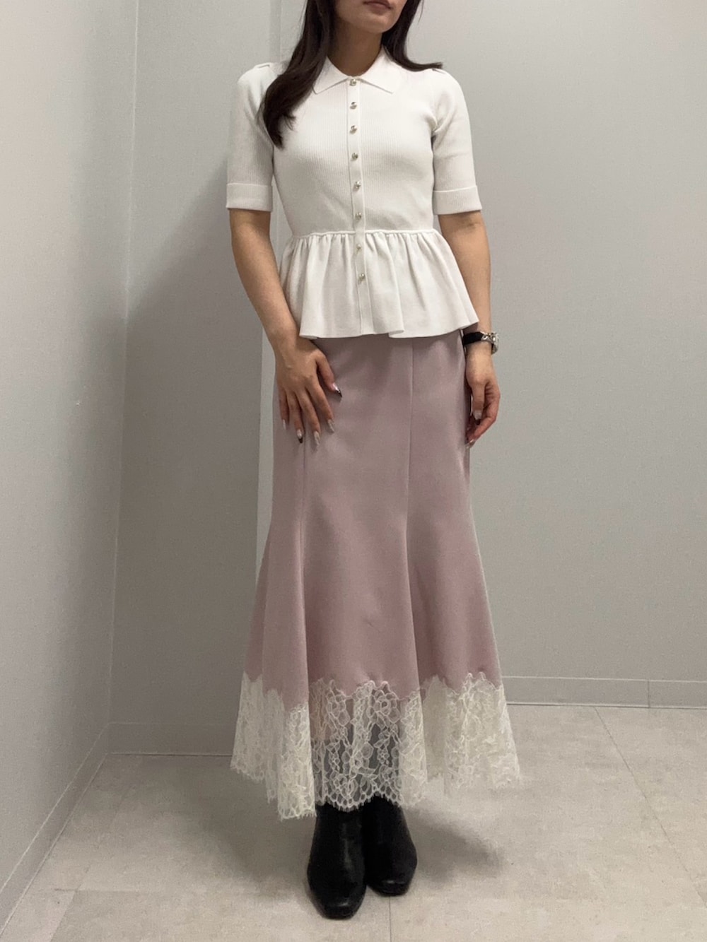 ホワイト系のニット/セーター、ピンク系のスカートを着用したレディースの春コーディネートの2枚目の写真