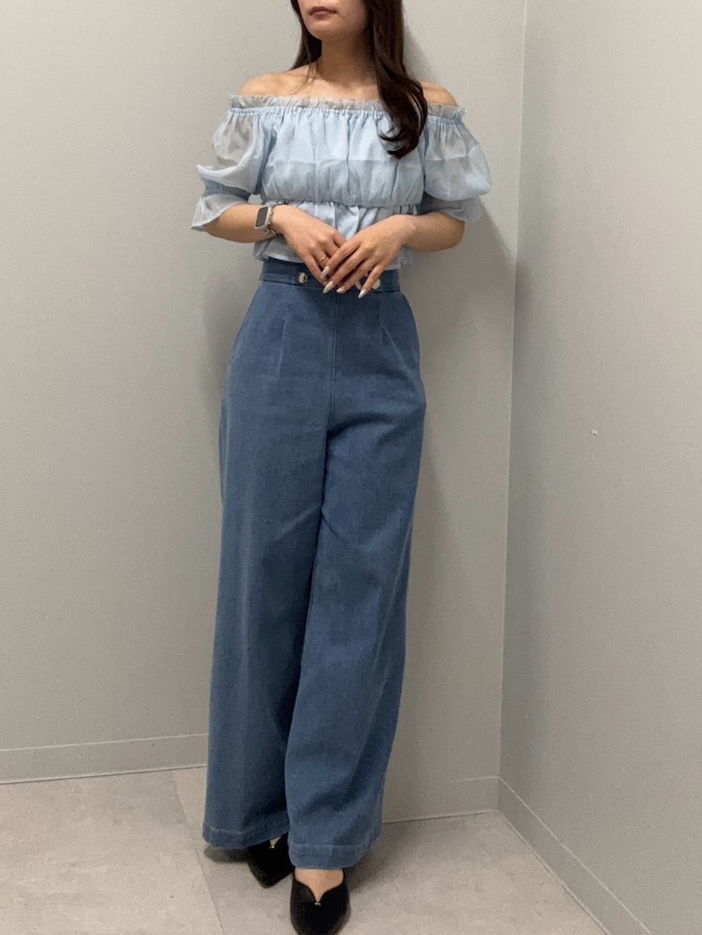 ブルー系のシャツ/ブラウス、ブルー系のデニムパンツを着用したレディースの春コーディネートの2枚目の写真