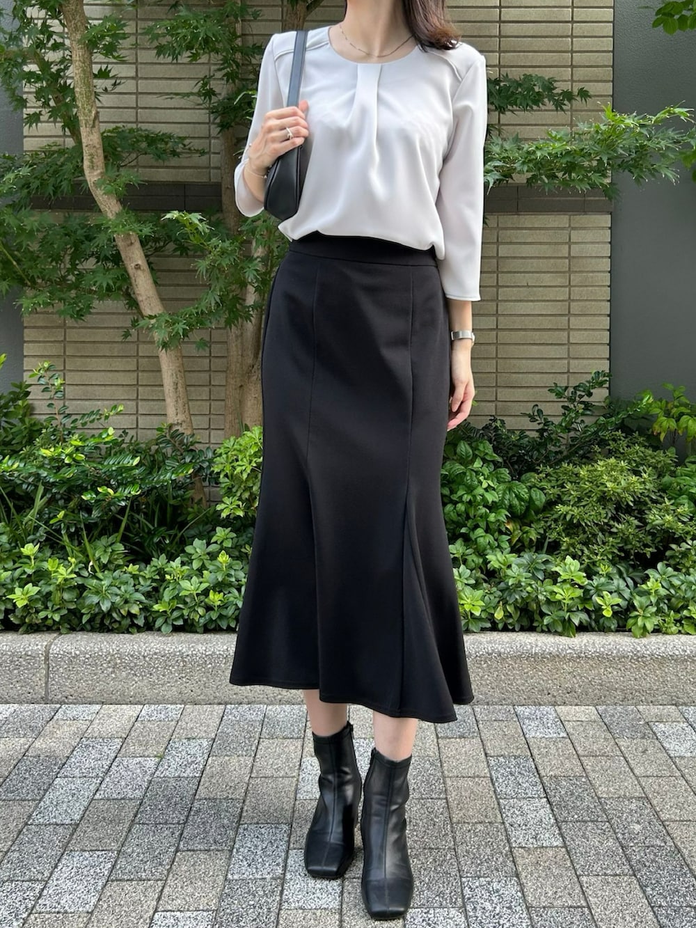 グレー系のシャツ/ブラウスを着用したレディースの春コーディネートの2枚目の写真