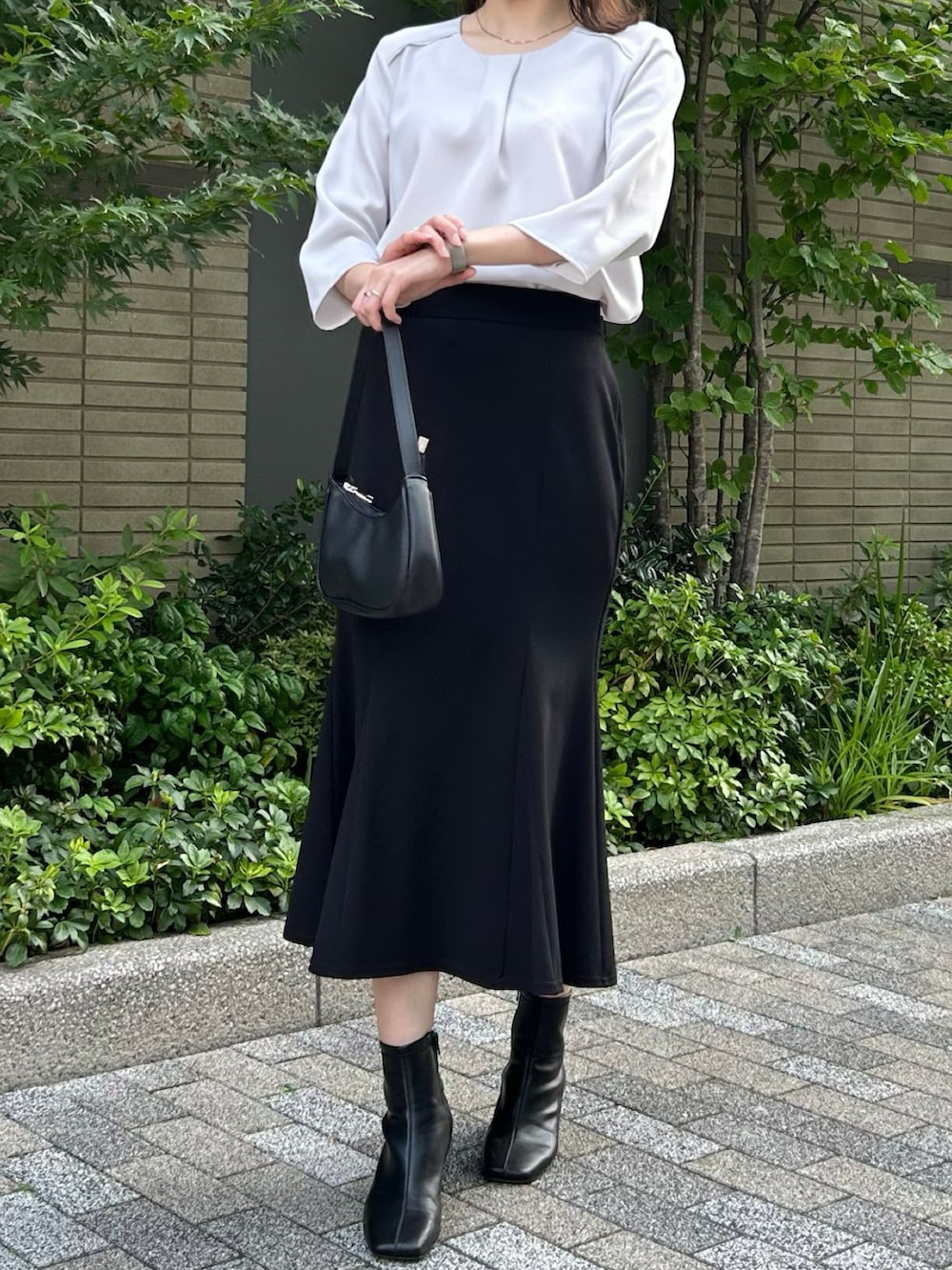 グレー系のシャツ/ブラウスを着用したレディースの春コーディネートの3枚目の写真