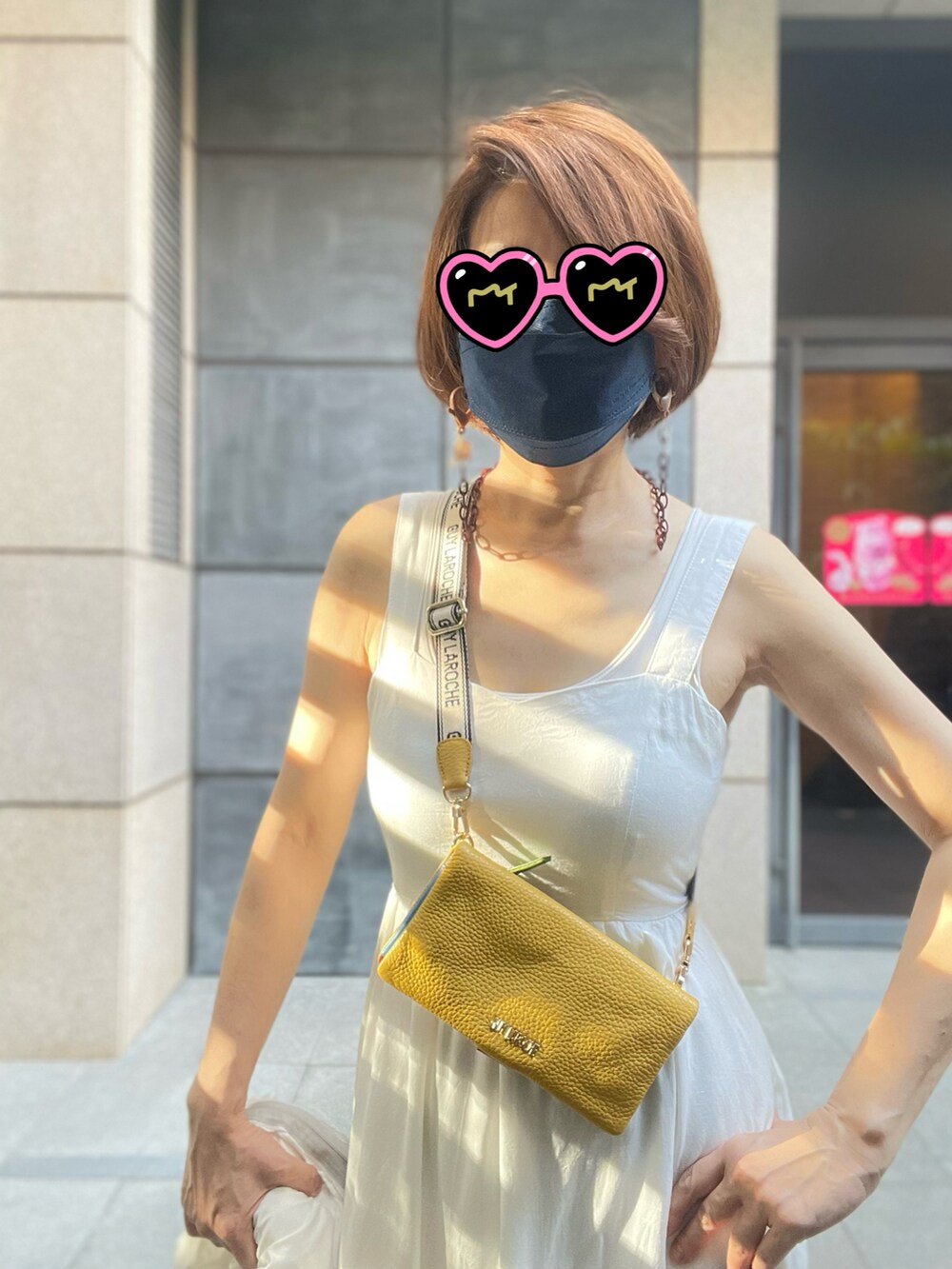 ホワイト系のワンピース、ベージュ系のスリッポン、その他の財布を着用したレディースの夏コーディネートの2枚目の写真