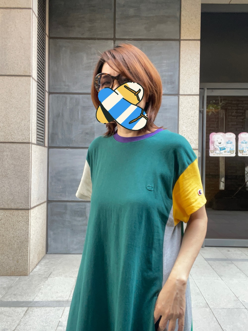 グリーン系のチュニック、グリーン系のスニーカー、グレー系のモッズコートを着用したレディースの秋コーディネートの2枚目の写真