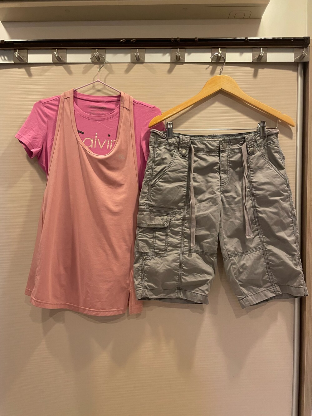 ピンク系のTシャツ/カットソー、グレー系のカーゴパンツ、ベージュ系のレインシューズを着用したレディースの夏コーディネートの4枚目の写真