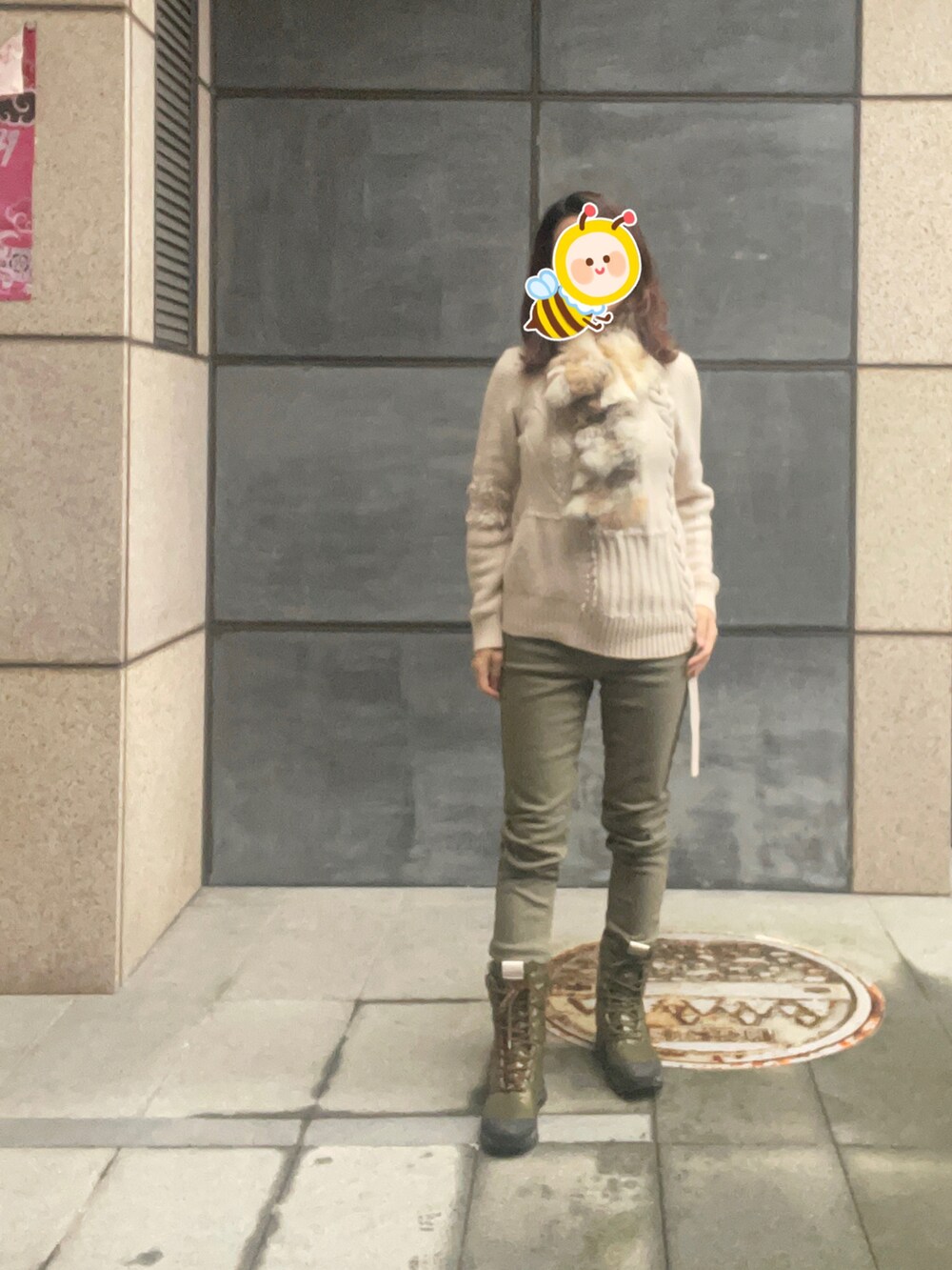 ベージュ系のダウンベスト、ベージュ系のニット/セーター、ベージュ系のニットキャップ/ビーニーを着用したレディースの冬コーディネートの2枚目の写真