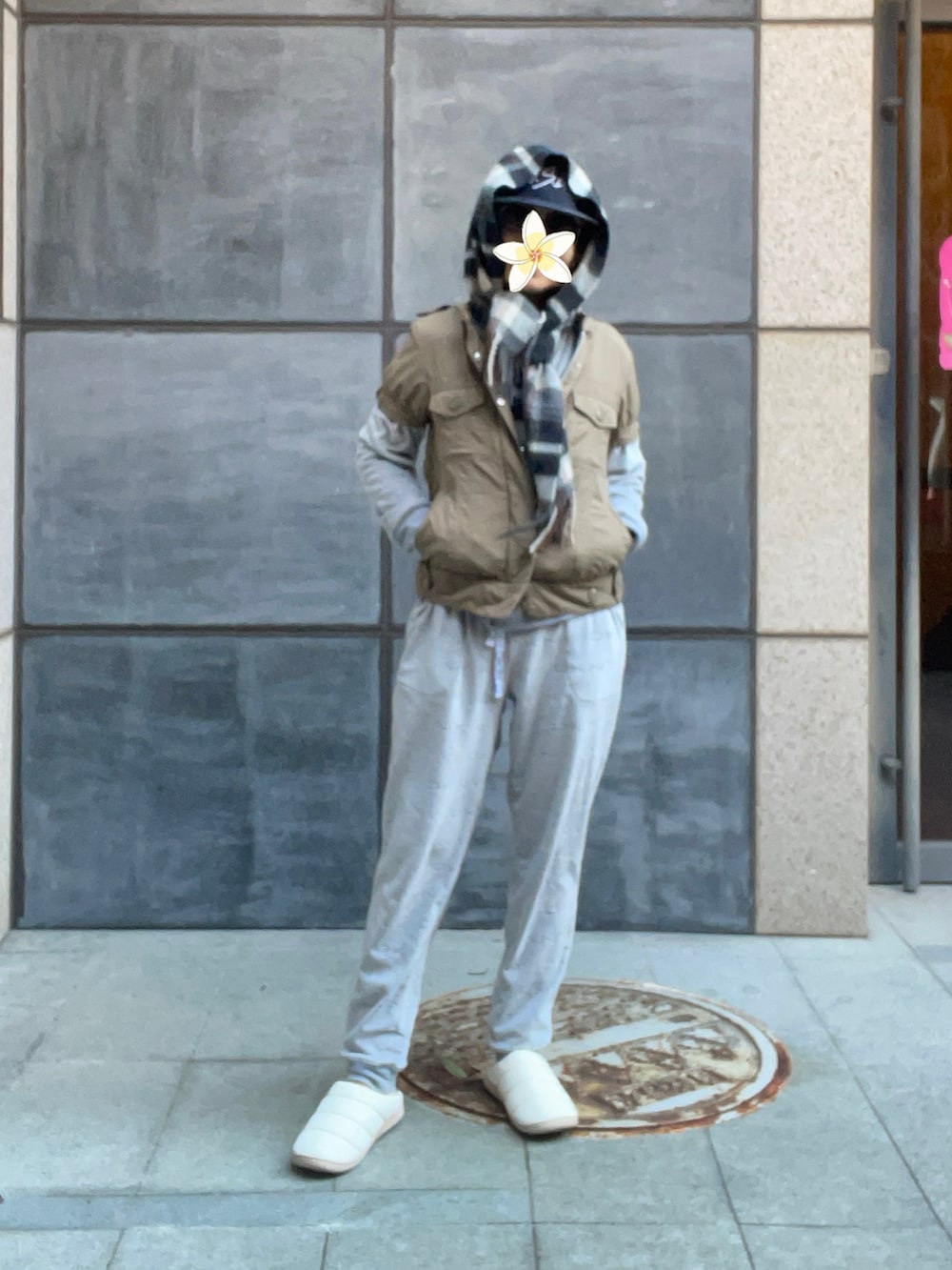 ブラウン系のミリタリージャケット、ベージュ系のスリッポン、シルバー系のルームウェアを着用したレディースの冬コーディネートの2枚目の写真