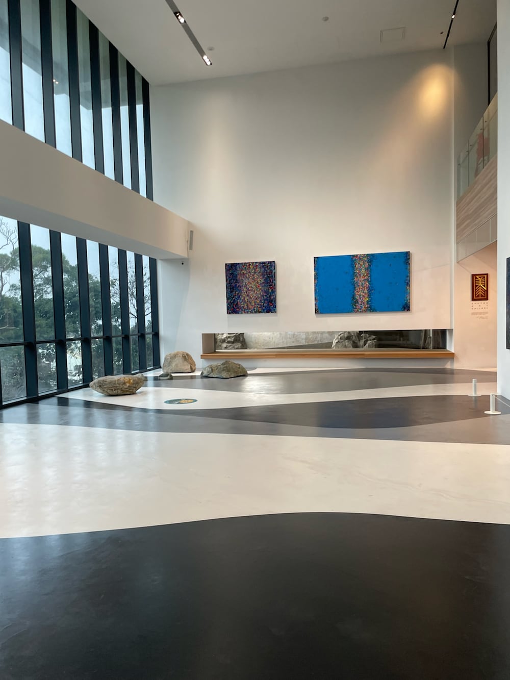 その他のスタジャン、ブラウン系のスニーカー、グリーン系のチノパンツを着用したレディースの冬コーディネートの5枚目の写真