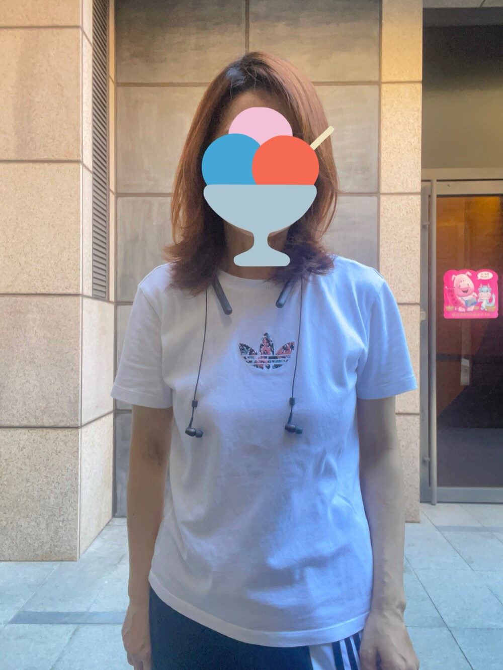 ブラック系のチノパンツ、ホワイト系のTシャツ/カットソー、ベージュ系のスニーカーを着用したレディースの冬コーディネートの4枚目の写真