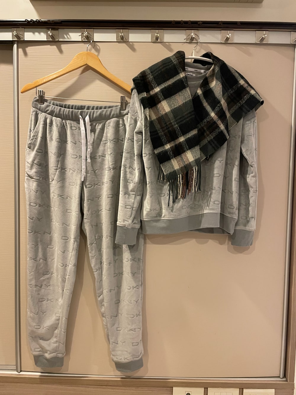 ブラウン系のミリタリージャケット、ベージュ系のスリッポン、シルバー系のルームウェアを着用したレディースの冬コーディネートの3枚目の写真