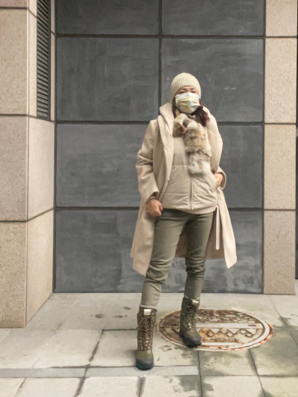 ベージュ系のダウンベスト、ベージュ系のニット/セーター、ベージュ系のニットキャップ/ビーニーを着用したレディースの冬コーディネートの3枚目の写真