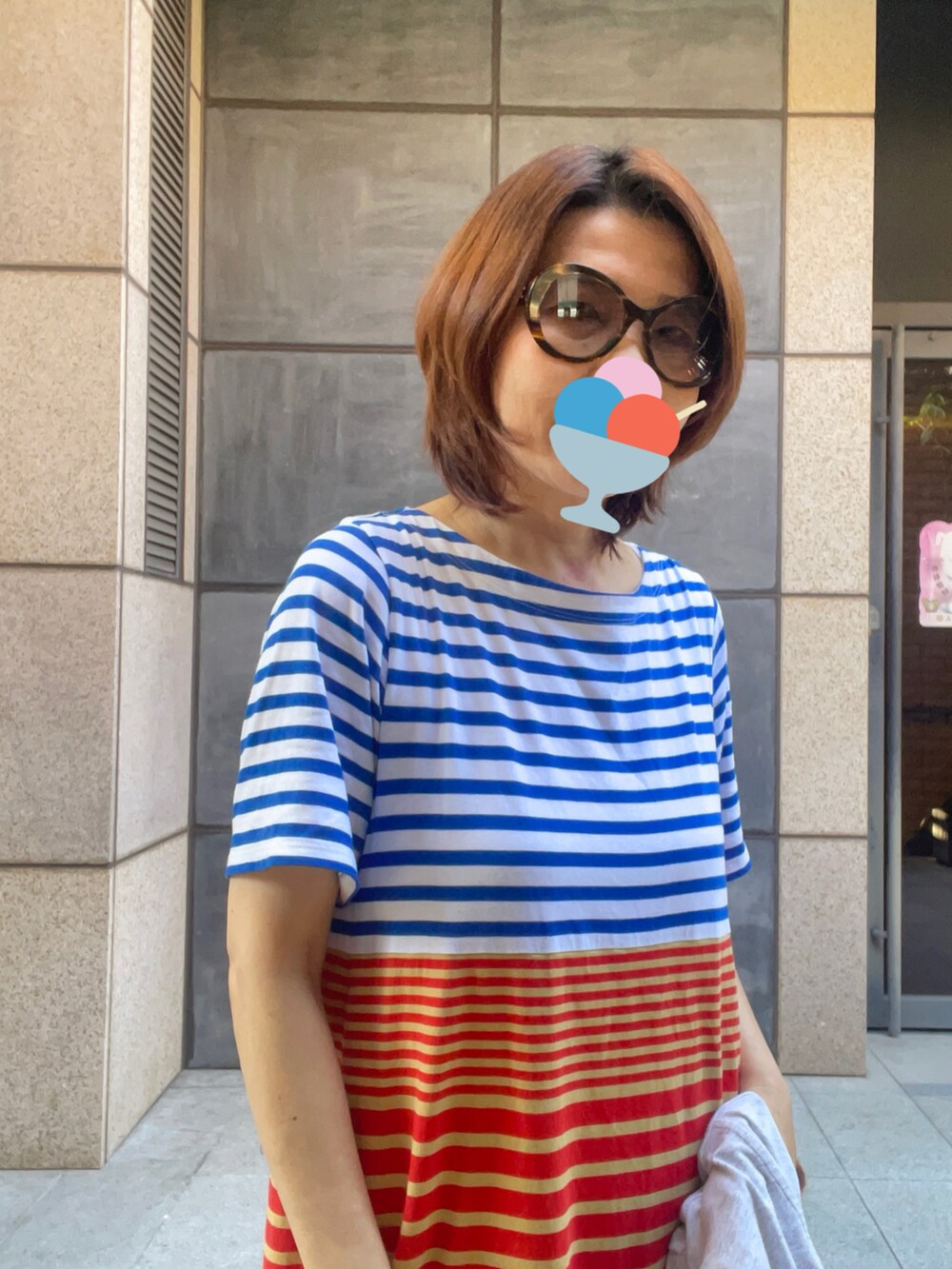 その他のワンピース、ホワイト系のスニーカーを着用したレディースの秋コーディネートの2枚目の写真