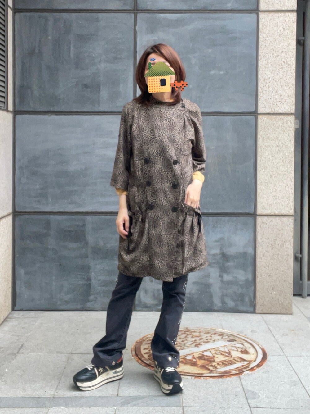 ブラック系のデニムパンツ、オレンジ系のシャツ/ブラウス、ブラック系のスニーカーを着用したレディースの夏コーディネートの2枚目の写真