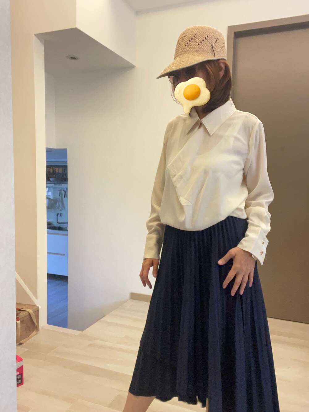 ベージュ系のビジネスシャツ、ホワイト系のテーラードジャケット、ブルー系のスカートを着用したレディースの秋コーディネートの4枚目の写真