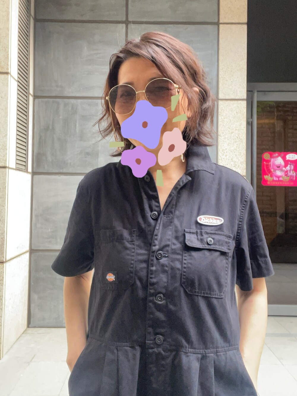 ブラック系のつなぎ/オールインワンを着用したレディースの夏コーディネートの2枚目の写真