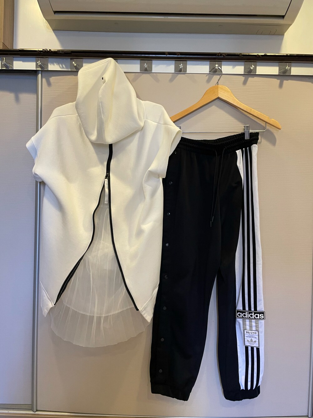 ブラック系のチノパンツ、ホワイト系のTシャツ/カットソー、ベージュ系のスニーカーを着用したレディースの冬コーディネートの5枚目の写真