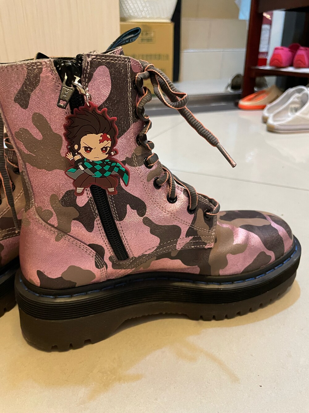 ブラック系のチャームを着用したレディースの冬コーディネートの3枚目の写真