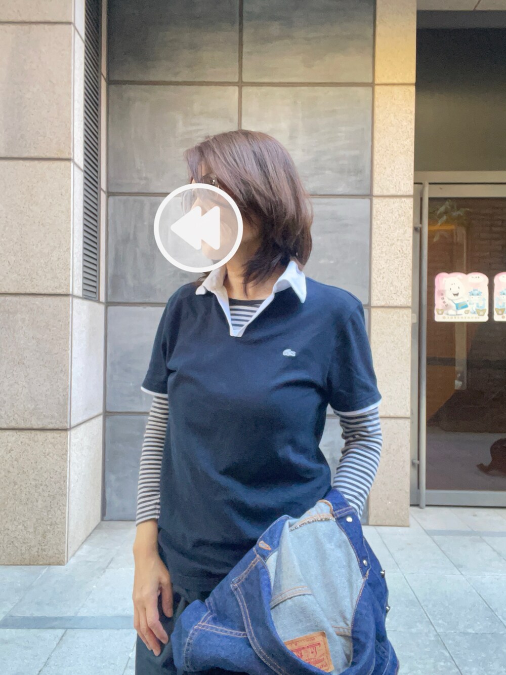 ブルー系のポロシャツ、ブルー系のチノパンツ、ホワイト系のスニーカーを着用したレディースの秋コーディネートの2枚目の写真