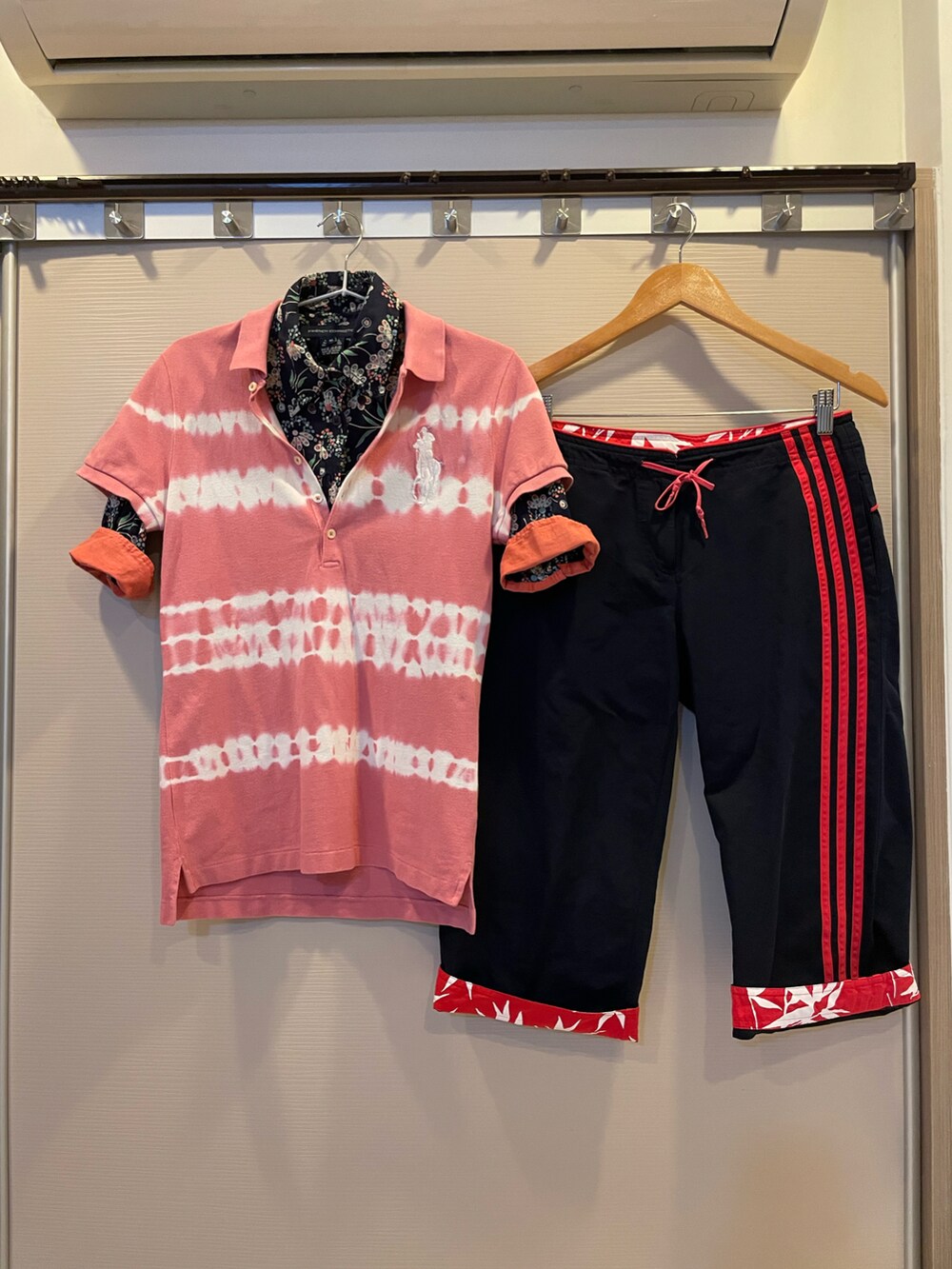 ブルー系のカーゴパンツ、ピンク系のポロシャツ、その他のシャツ/ブラウスを着用したレディースの夏コーディネートの5枚目の写真
