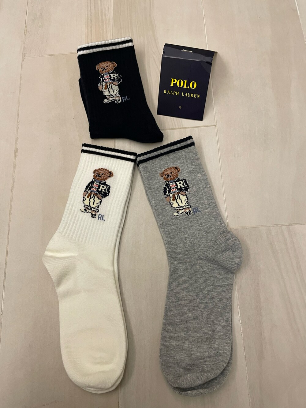 ブラック系のチャームを着用したレディースの冬コーディネートの5枚目の写真